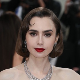 Chválu si od Honzy Kořínka vysloužila Lily Collins, která si nechala vytvořit falešné mikádo. 