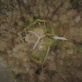 Navštívit můžete Karlův Hrádek, tedy pozůstatky původně reprezentativního sídla, které tu nechal český král a římský císař v polovině 14. století vystavět.