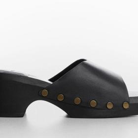 Tmavý odstín dřeváčků Mango (2 299 Kč) podtrhují kovové prvky.