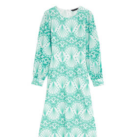 Oblíbená madeira vyšívaná v odlišném tónu mentolové barvy, to jsou midi šaty Marks&Spencer za 2 199 Kč.