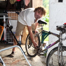 Manžel si čas od času vyrazí na výlet po okolí na kole.