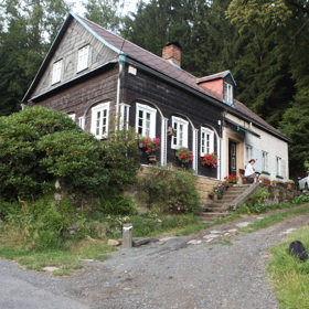 Zpěvačka a herečka Petra Černocká zdědila po tatínkovi roubenku v ústecké vesničce Kytlice. Strávila zde podstatnou část dětství.