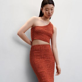 Háčkovaný komplet Mango zaujme inovátorským přístupem ke stylingu topu (1 299 Kč) a sukně (2 999 Kč).