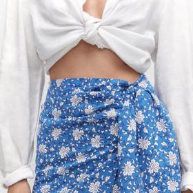 Zato jednoduchá zavinovací mini, kterou zdobí řada korálkových třásní, ta si najde cestu i do vašeho klasického denního šatníku. Mango, 899 Kč