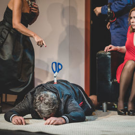 Herce během zkoušení nové inscenace pronásleduje tajemný vrah a likviduje jednoho po druhém.