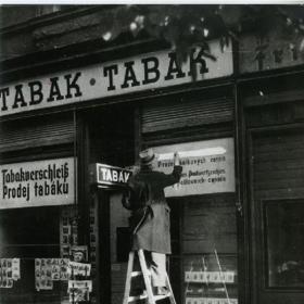 V Praze okamžitě zavládla dobrá nálada. Začalo se odstraňovat vše německé.