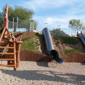 Dětské hřiště Parukářka je charakteristické dvěma velkými skluzavkami a dřevěnými vagóny s mašinkou k volnému prozkoumání.