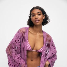 Kimono ve výrazné pastelové barvě noste k plavkám či přes šaty a topy. (Pull&Bear, 999 Kč)