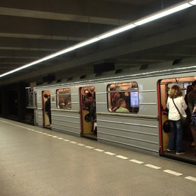 Nejstarší stanicí pražského metra je Hlavní nádraží. Protože se začala budovat s vidinou podpovrchové tramvaje, má jiné řešení nástupišť. Vystupuje se zde vpravo.