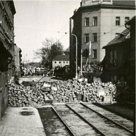 Okupanti se ale nehodlali vzdát bez boje. Bylo nutné postavit barikády. Takto vypadala barikáda u Olšanských hřbitovů.