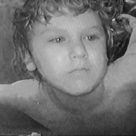 Na to, že v Kuřimi dochází k brutálnímu týrání dětí, přišel náhodou jeden ze sousedů. Když v květnu 2007 doma instaloval videochůvičku, zachytil signál a hrůzy, kterým byli vystaveni bratři Ondřej a Jakub.