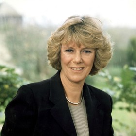 Charlesovo manželství s Dianou skončilo v okamžiku, kdy list The Mirror zveřejnil přepis pikantního hovoru mezi následníkem trůnu a jeho milenkou. Hrdličky se v něm vzájemně svěřovaly, jak bez sebe nemůžou být. Budoucí král proto vyslovil myšlenku, že by chtěl být Camilliným tamponem. Po rozvodu s Dianou pak chtěl z Camilly učinit svoji oficiální partnerku, čáru přes rozpočet mu ale udělala Dianina tragická smrt. Na snímku Camilla v roce 1997, kdy zemřela Diana.