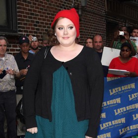 V tomto outfitu s barevnou čapkou dorazila v červnu roku 2008 na Late Show with Davida Lettermana. 