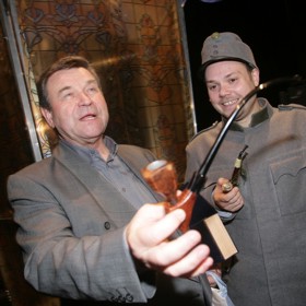 Václav Postránecký byl mimořádně aktivní také v divadle. A nejen jako herec. Pro Divadlo Hybernia režíroval veselohru Švejk.