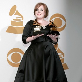 Hned dvě ceny Grammy si v roce 2009 převzala Adele v elegantních saténových šatech od Barbary Tfank a ikonických střevíčcích Manolo Blahnik.