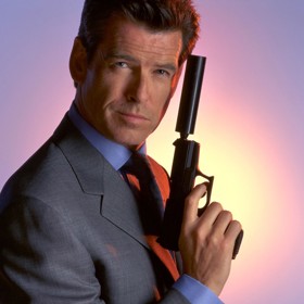 Pierce Brosnan slaví v úterý 16. května 2023 sedmdesáté narozeniny. Pohledný herec proslul především rolí Jamese Bonda, zahrál si ale i v oblíbeném seriálu Remington Steele nebo filmovém muzikálu Mamma Mia! Během své kariéry se stal idolem mnoha žen a dívek po celém světě.