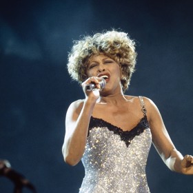 Rocková babička. S touto přezdívkou válcovala zpěvačka Tina Turner hitparády i světová pódia. Samozřejmě, že v mikro mini budoárové košilce obsypané flitry.