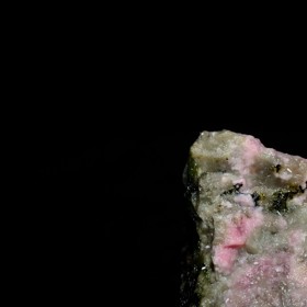 Thulit - růžový kámen s bílými pruhy, podporuje lásku a emocionální uzdravení.