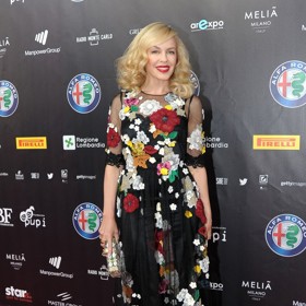 Občas ale své pověstné nožky skryje pod róbu sahající až na zem. Svou oblíbenou značku Dolce&Gabbana podpořila i mimo jeviště, když si v jejích květovaných šatech vyrazila v roce 2016 na koncert. Doplnila je i psaníčkem ze stejné kolekce.