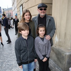 Petr Kratochvíl v roce 2017 se třemi ze svých sedmi dětí. 