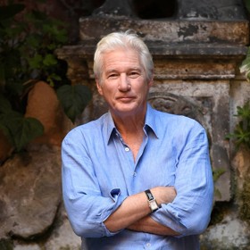 Na otcovství si do zralého věku počkal neodolatelný buddhista Richard Gere (73). S manželkou, španělskou aktivistkou Alejandrou Silvou, má syna Alexandra (4) a ještě tříletého chlapce, jehož jméno rodiče tají.