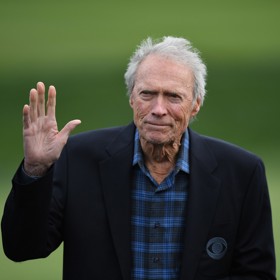 Herci Clintu Eastwoodovi bylo 66, když se v roce 1996 narodil jeho nejmladší syn Morgan. Umělci ho povila druhá manželka Dina, které tehdy bylo 31 let. Clint také není žádný troškař, co se týče plození dětí, má jich ještě dalších šest - Kimber (58), Kylea (54), Alison (50), Scotta (37), Kathryn (35) a Francesku (29).