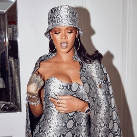 Zpěvačka Rihanna doladila kloboučkem sexy hadí kreaci.