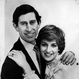 Princ Charles se po návratu ze služby seznámil se šestnáctiletou Dianou Spencer. V tu dobu údajně randil s její sestrou Sarah, ale mladičká Diana ho okouzlila natolik, že její sestru pustil k vodě.