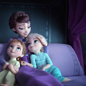 Malé sestry Anna (vlevo) a Elsa (vpravo).