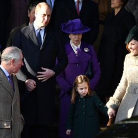 K malé Charlotte má děda asi nejméně vroucný vztah. Ne snad proto, že by byl nějak nespravedlivý, ale jeho naturelu evidentně lépe sedí kluci - jeho následovník George i rozverný benjamínek Louis.