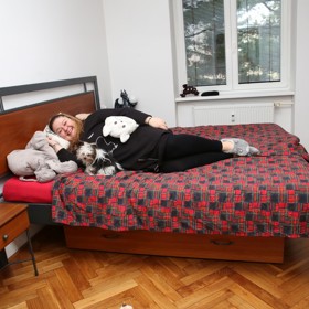 Moderátorka Aneta Christovová říká, že postel musí mít bytelnou. Tuto jí vytvářela česká firma zabývající se prací s železem.