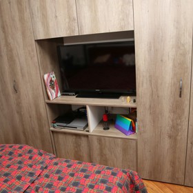 V ložnici nesmí chybět televize.