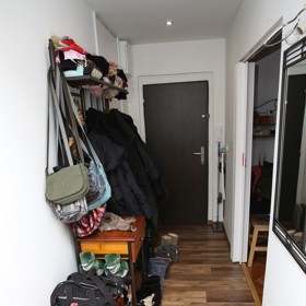 Předsíň pojme všechny kabelky, boty a kabáty.