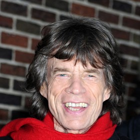 Například rocker Mick Jagger. Ten má dětí hned osm, přičemž jeho nejmladší syn Deveraux se narodil, když frontmanovi kapely Rolling Stones bylo 73 let.  