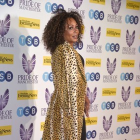 Nicméně nutno podotknout, že zpěvačka neměla nijak "šílenou" figuru ani se zmíněnými šesti kilogramy navíc, jak dokazuje snímek z května loňského roku, tedy ještě před hubnutím.