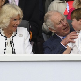 Loni při přehlídce u příležitosti platinového jubilea královny Alžběty II. choval princ Charles na klíně prince Louise. Aspoň na chvíli tak dokázal zarazit jeho skopičiny. Vše navíc s humorem a láskou.