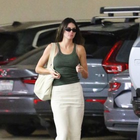 Modelka Kendall Jenner sáhla po ležérně elegantní variantě maxi sukně a jednoduchého topu.