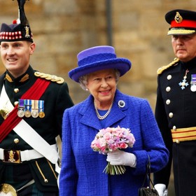 Poslední pár obdržela Alžběta II. u příležitosti platinového jubilea, které oslavila v loňském roce nedlouho před svým skonem.
