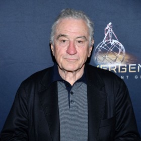 Světem showbyznysu v květnu otřásl herec Robert De Niro, když prohlásil, že se mu v 79 letech narodil už sedmý potomek. Kdo další ze slavných otců se na stará kolena rozhodl přebalovat novorozeně?