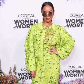 RnB zpěvačka H.E.R. zvolila bundu typu bomber jako součást večerního looku.