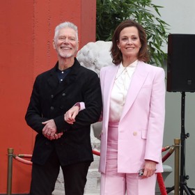 Na slavnostní ceremoniál v New Yorku, kam nedávno doprovodila svého hereckého kolegu z Avatara Stephena Langa, dorazila Sigourney v nepřehlédnutelném elegantním růžovém kostýmku a doslova zářila.