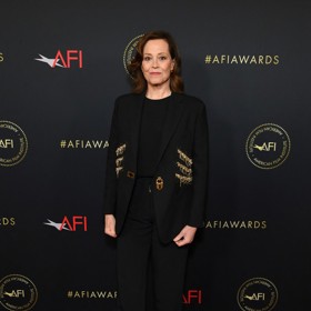 Také další z jejích kalhotových outfitů razí temné barvy. Tentokrát v podání kovovými prvky zdobeného obleku.