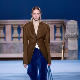 Trend klasického outfitu v podobě značky Tory Burch.