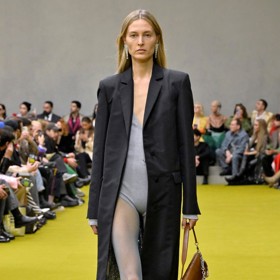 Třpytivé prvky, téměř nahé nohy, perfektně střižený kabát v tmavém tónu. Mix podzimních trendů v představách značky Gucci.