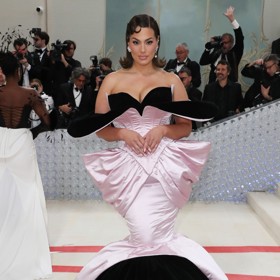 Čtvrté pozvání na Met Gala pojala modelka Ashley Graham velkolepě. Předvedla dokonalou siluetu přesýpacích hodin v korzetové róbě britského návrháře Harrise Reeda, která propojila dva zdánlivě nesourodé materiály  – samet a satén.