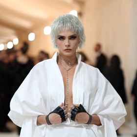 Napodobit kreativní styl ikonického návrháře do posledního detailu. Tak to se podařilo, Caro.