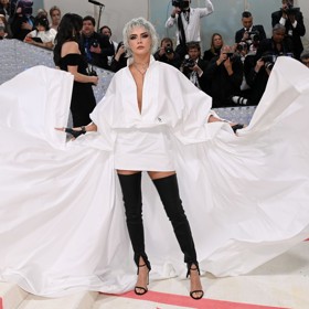 Impozantní návrat v duchu Karla Lagerfelda. Do detailu propracovanou kreací vzdala Cara Delevingne hold blízkému příteli. "Když jsem sem mířila, poplakala jsem si," svěřila se Cara novinářům při příchodu do Metropolitního muzea v New Yorku.