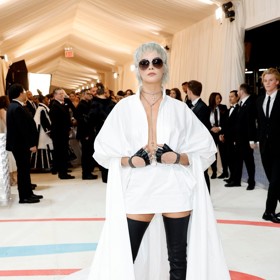 Ikonické Karlovy doplňky korunovala přítomnost slunečních brýlí, které patřily k návrhářově "povinné výbavě".