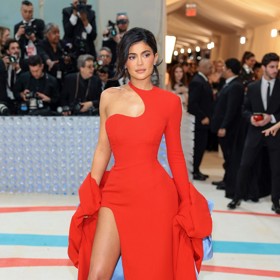 Vystřihovánka modelky Kylie Jenner zaujala především nápaditou volbou barvy podšívky. Ani tento model se neobešel bez pořádné vlečky.