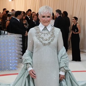 Herečka Glenn Close v kreaci návrháře Erdema Moralioglua, jenž ji na slavnostní večer i osobně doprovázel. Vlečka s volány byla tak objemná, že se ani nevešla do záběru.